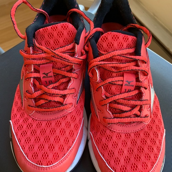 Mizuno Wave Rider 18 Sneaker(New) - Picture 3 of 5